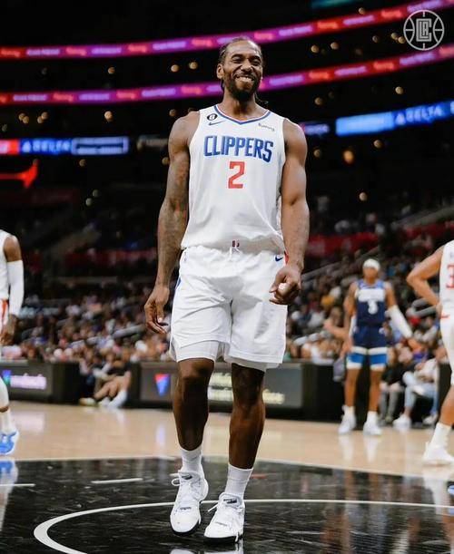 洛杉矶快船发布备战花絮,加时末段篮板制胜,欧超杯任务艰巨,资深球员宣示担当 洛杉矶快船发布备战花絮,加时末段篮板制胜,欧超杯任务艰巨,资深球员宣示担当