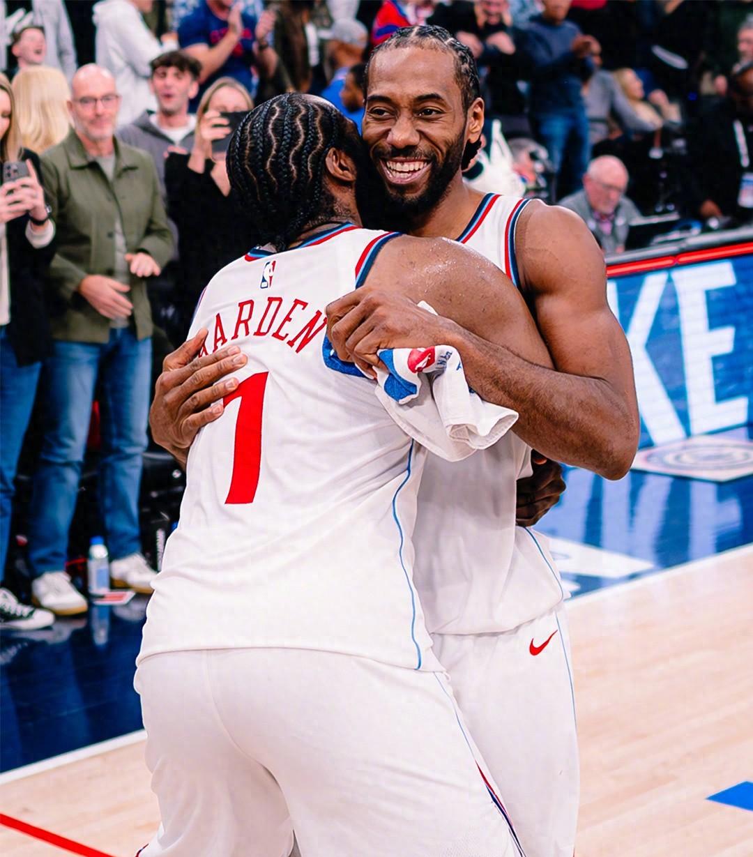 洛杉矶快船发布备战花絮,加时末段篮板制胜,欧超杯任务艰巨,资深球员宣示担当 洛杉矶快船发布备战花絮,加时末段篮板制胜,欧超杯任务艰巨,资深球员宣示担当