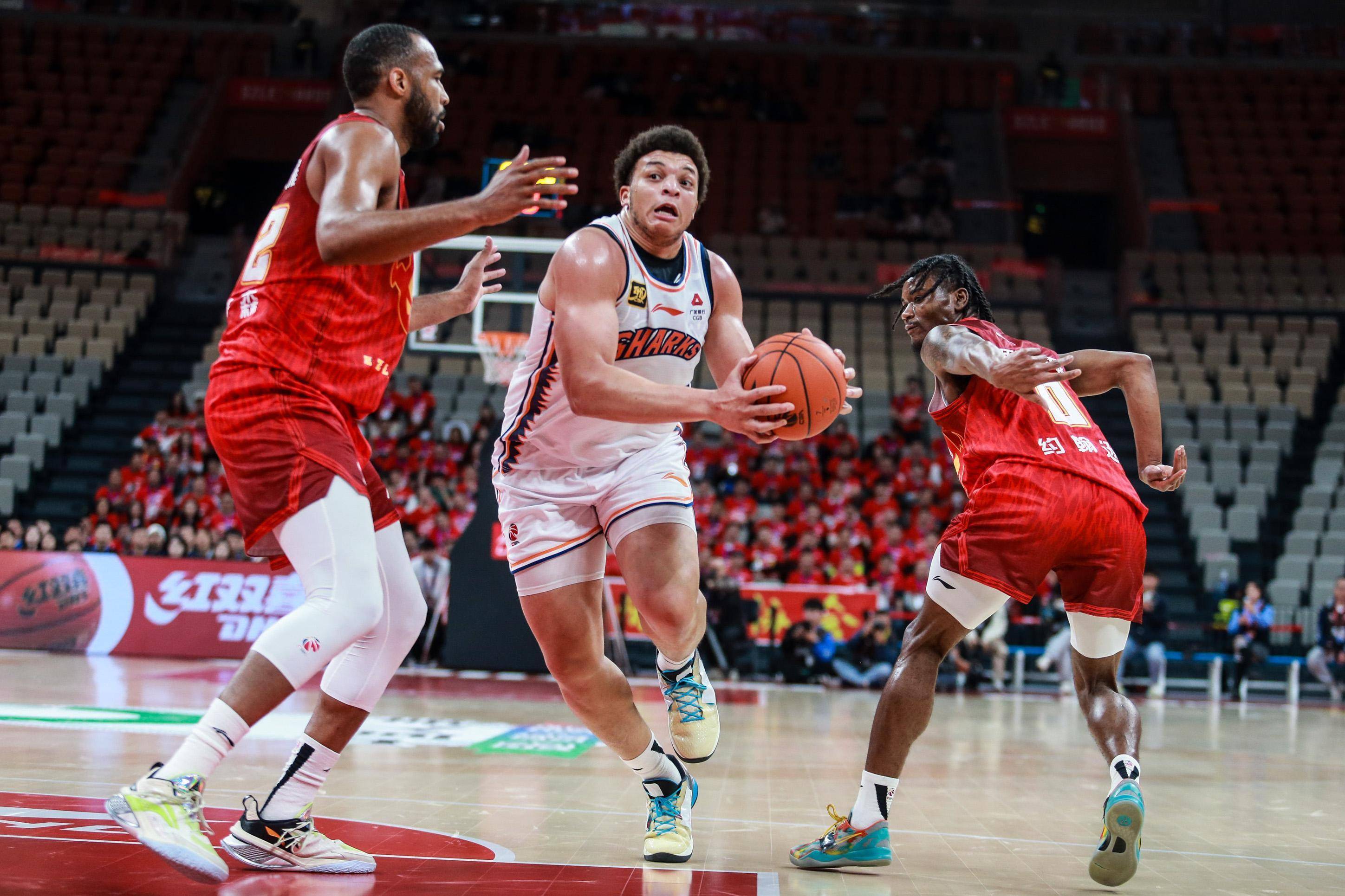 国际比赛日突围战来临,上海海港围绕CBA季后赛回应争议,信心回归,资深球员宣示担当的简单介绍 国际比赛日突围战来临,上海海港围绕CBA季后赛回应争议,信心回归,资深球员宣示担当的简单介绍